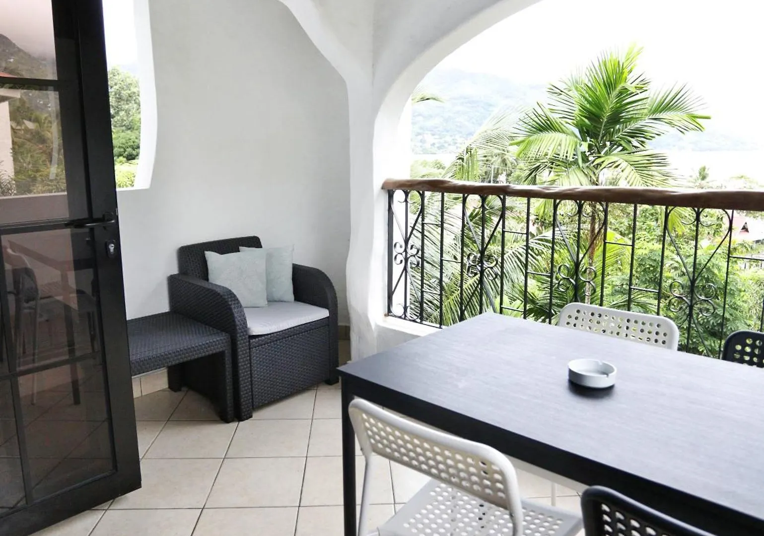 The Salty Palms Apartment Beau Vallon